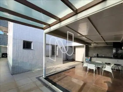 Área privativa parcialmente coberta - E