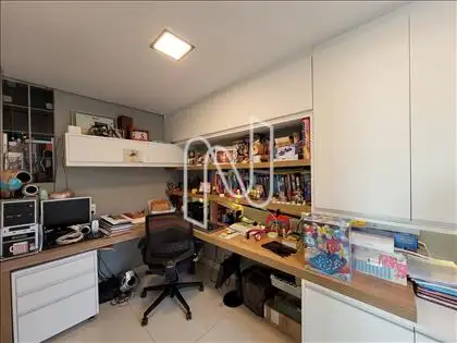 Escritório anexo à sala