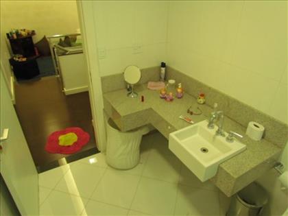 2o. piso: Banheiro social - B