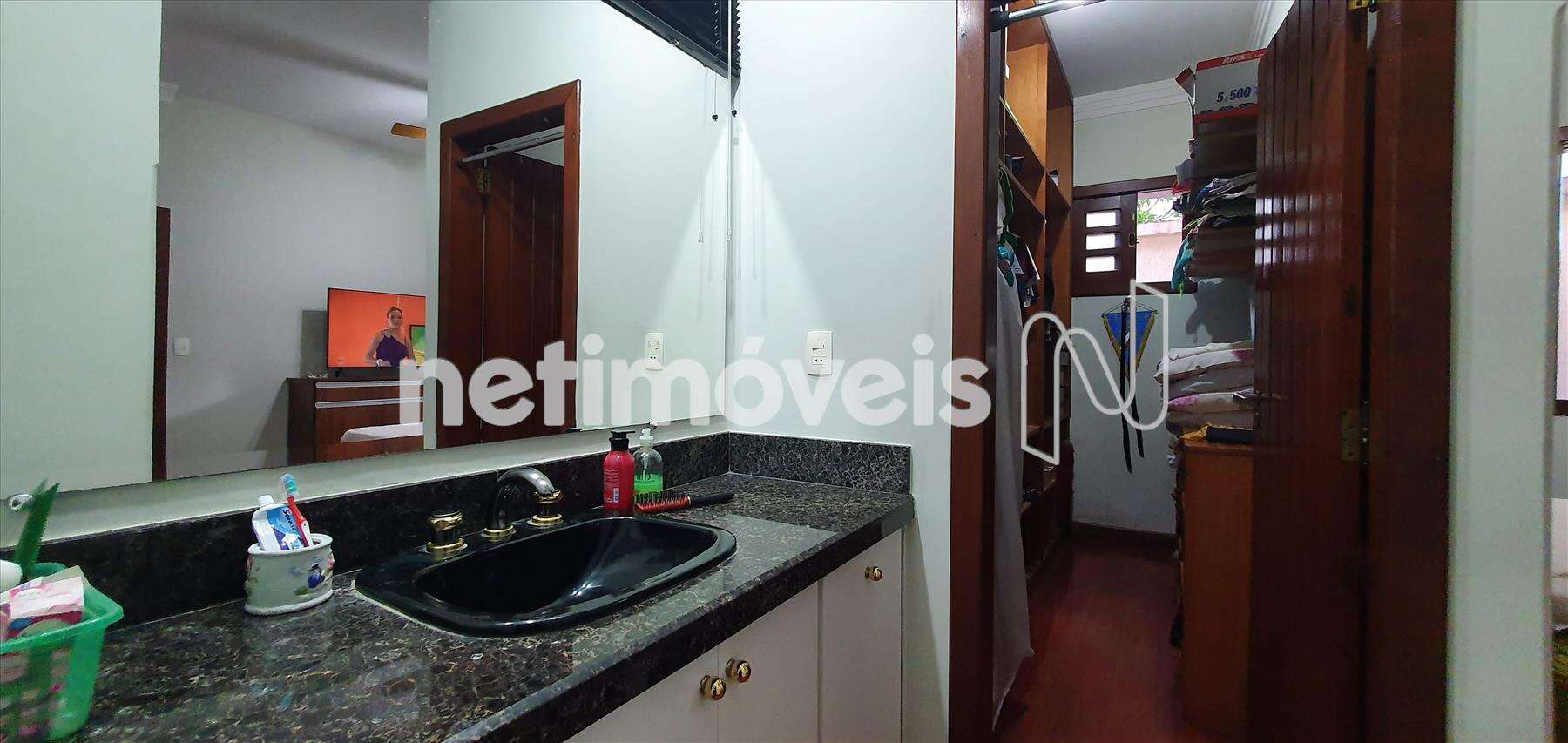 1o. Piso: Suíte - C - banho/lavabo + closet