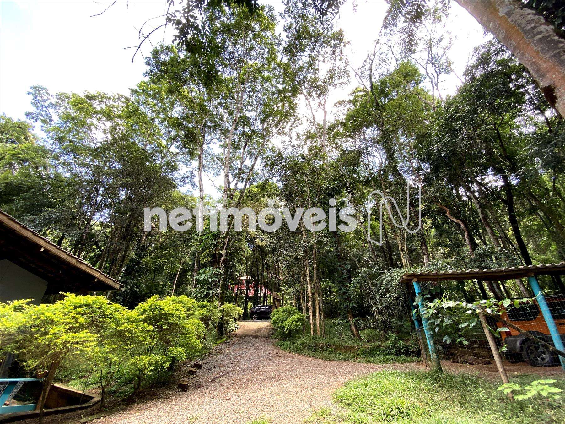 Entrada do lote/casa - vagas cobertas do lado