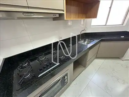 cozinha com coifa, forno e cooktop 