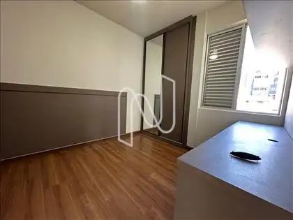 2o quarto com armários e mesa. 