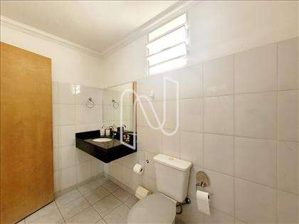 2o. Andar: banheiro social - B