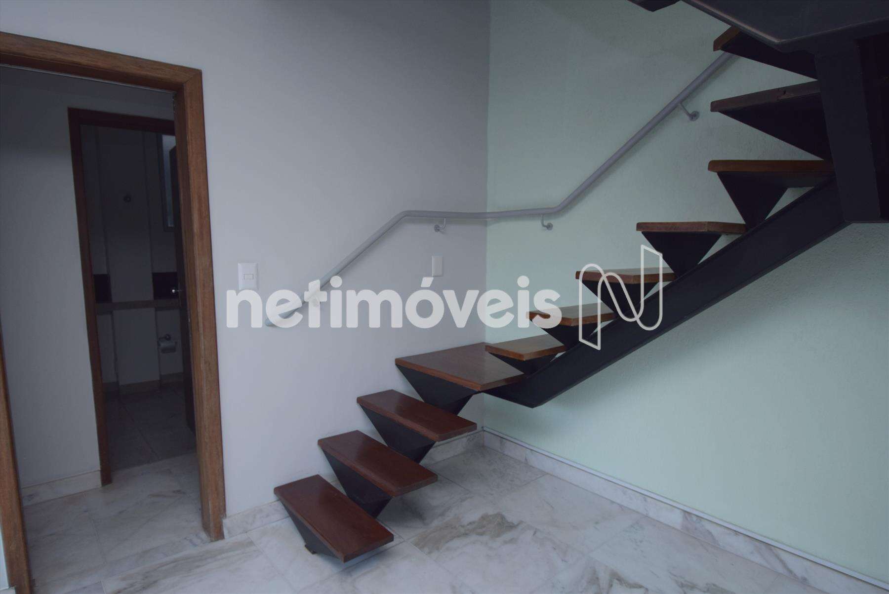 Escada de acesso ao 2º pavimento