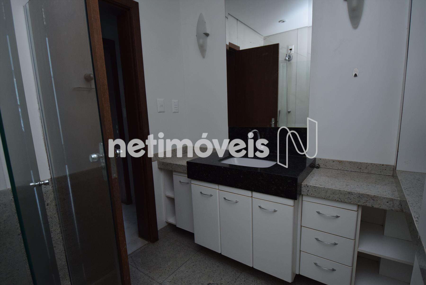 Banheiro social com armário e box blindex