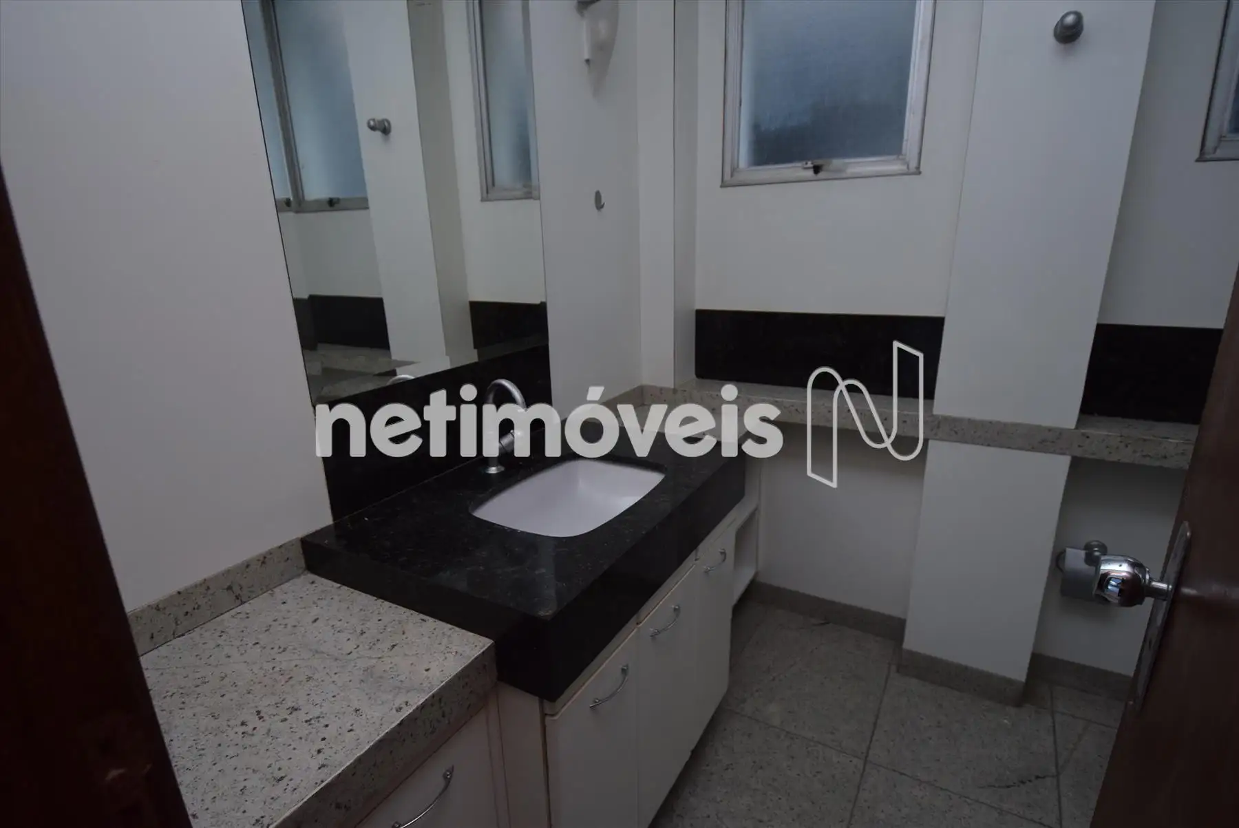 Banheiro social com armário e box blindex
