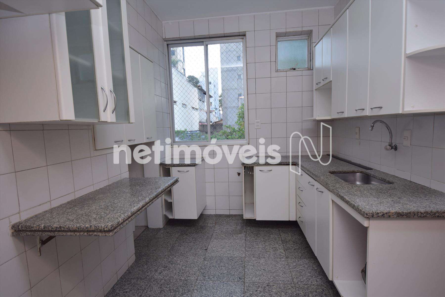 Cozinha ampla com armários 