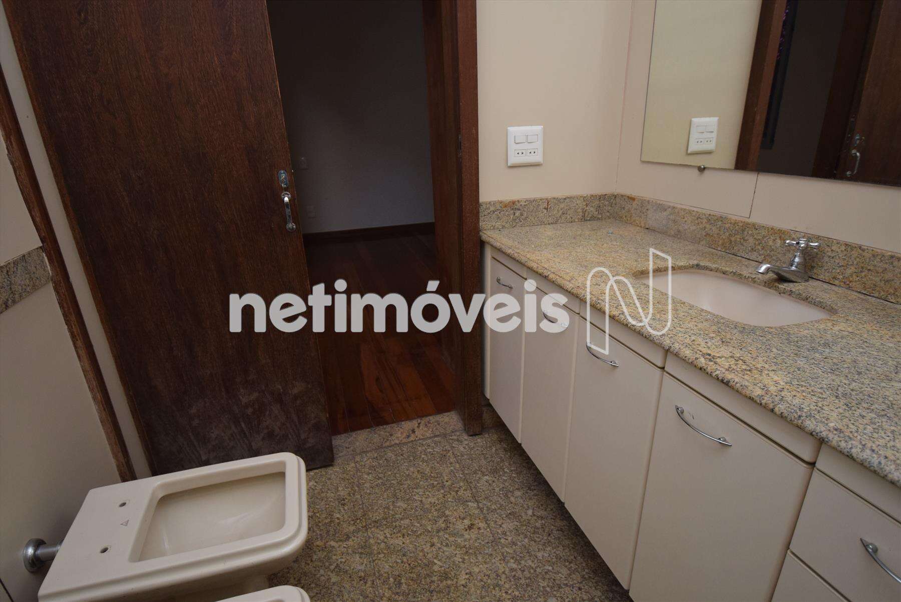 Banheiro suíte com bancada e piso em granito