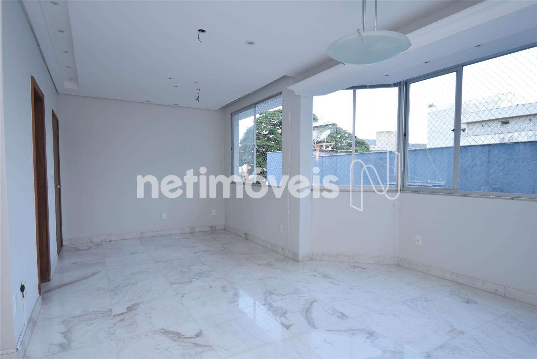 Sala com piso em mármore