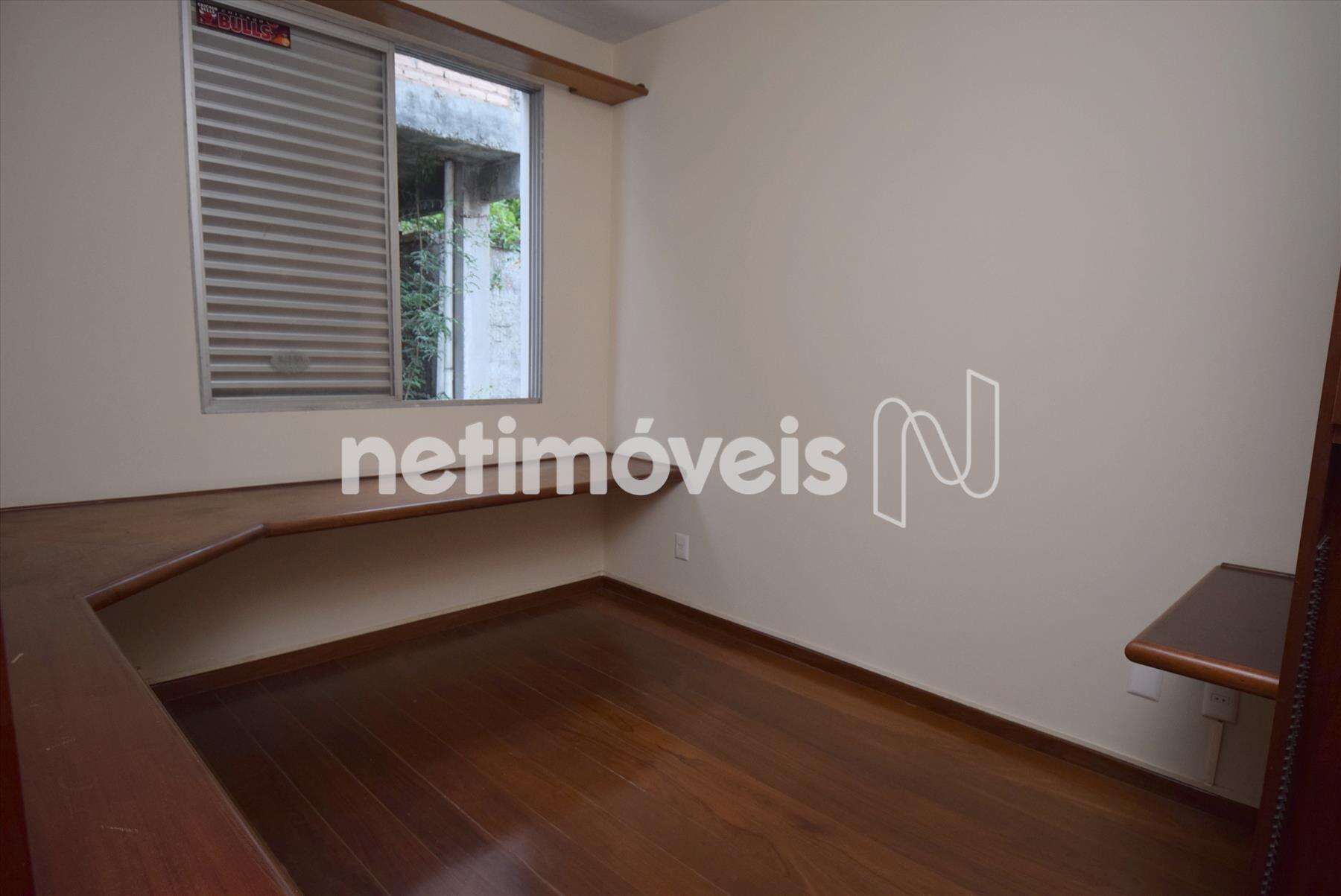 Quarto 01 com bancada de estudos e closet