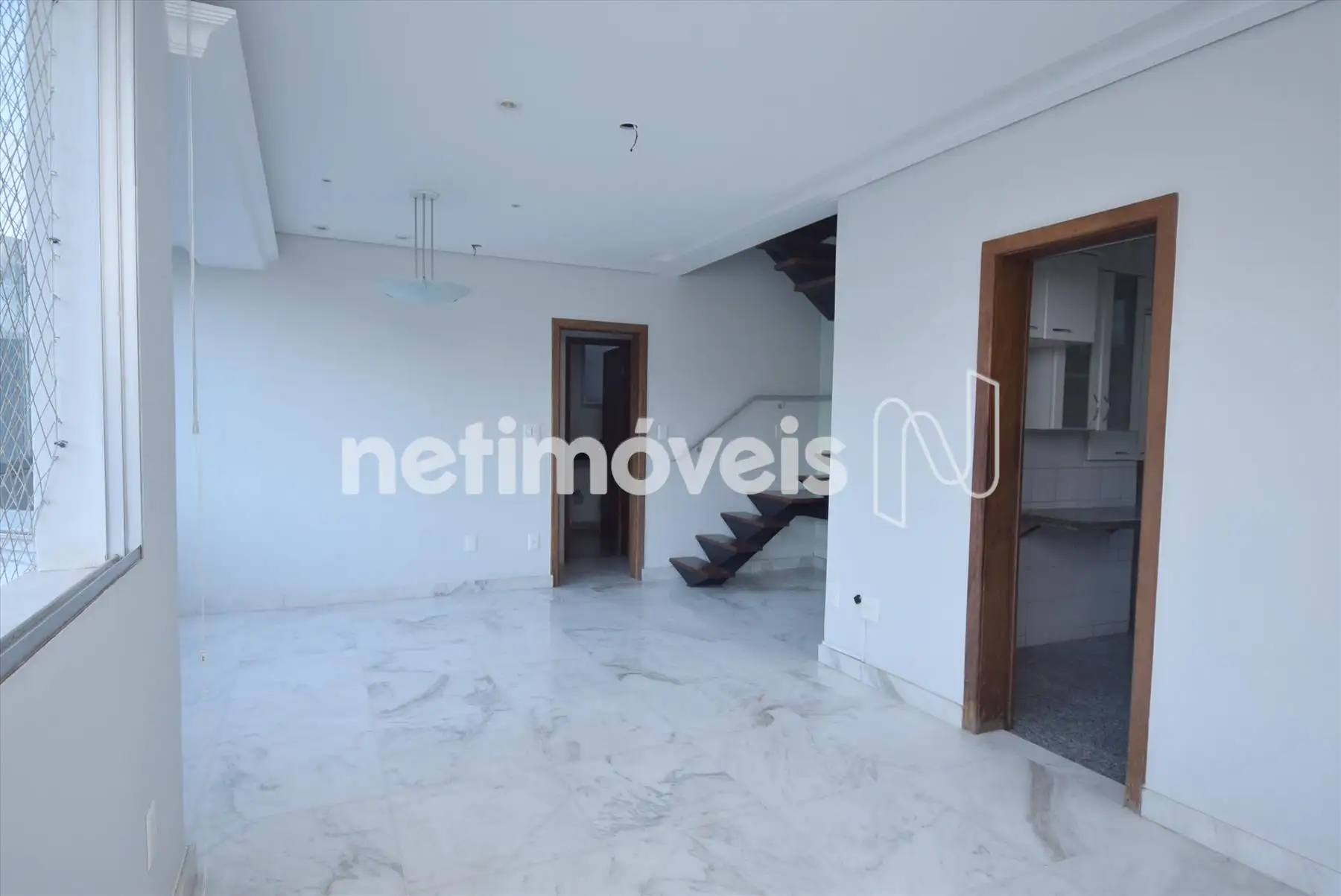 Sala para 02 ambientes com piso em mármore