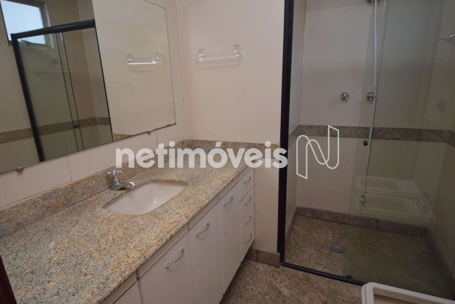 Banheiro suíte com armário e box blindex