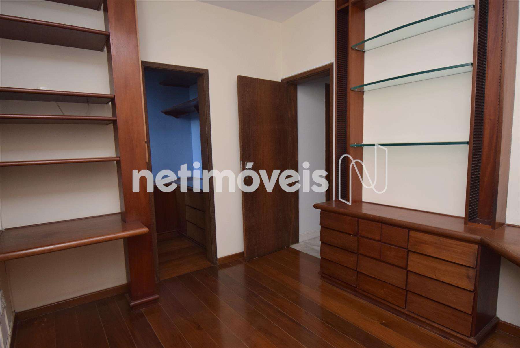 Quarto 01 com bancada de estudos e closet