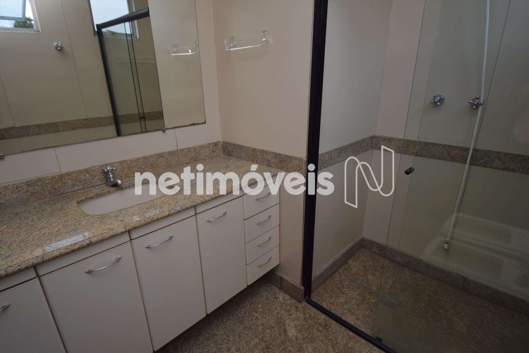 Banheiro suíte com bancada e piso em granito