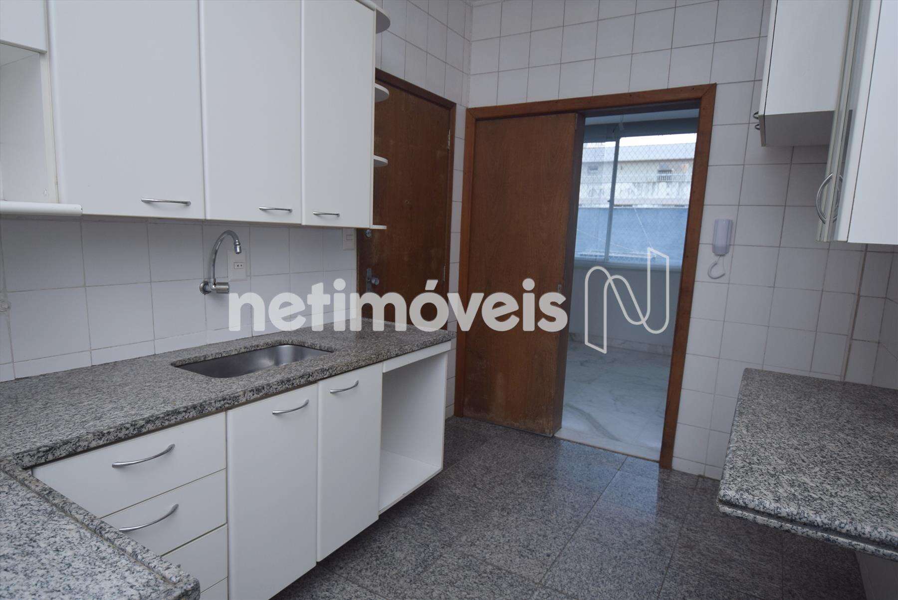 Cozinha com bancadas e piso em granito