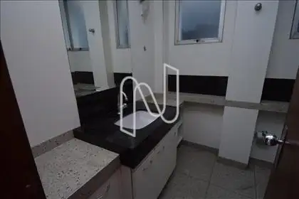 Banheiro social com armário e box blindex