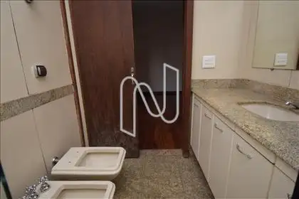 Banheiro suíte com bancada e piso em granito