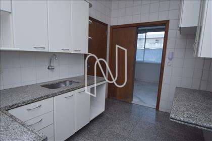 Cozinha com bancadas e piso em granito 