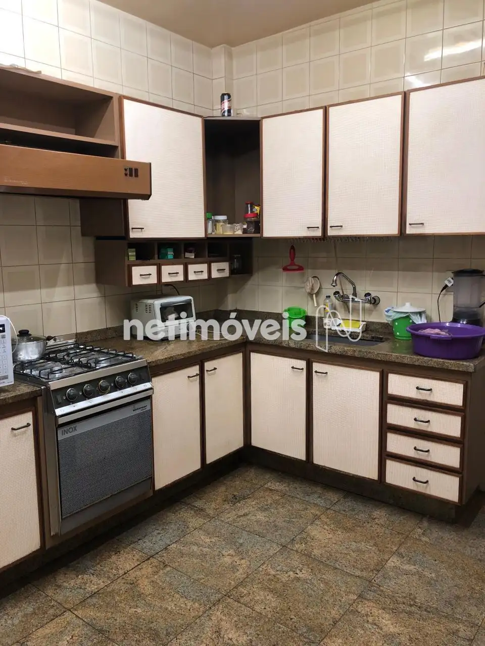 Cozinha ampla com armários