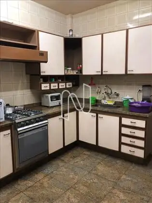 Cozinha ampla com armários  