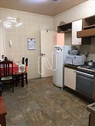 Cozinha ampla com armários 