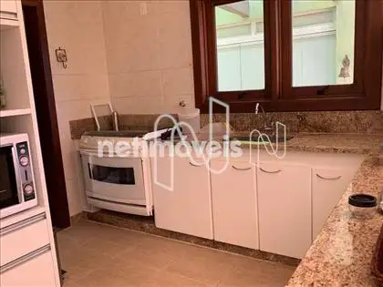 Cozinha americana com armários 