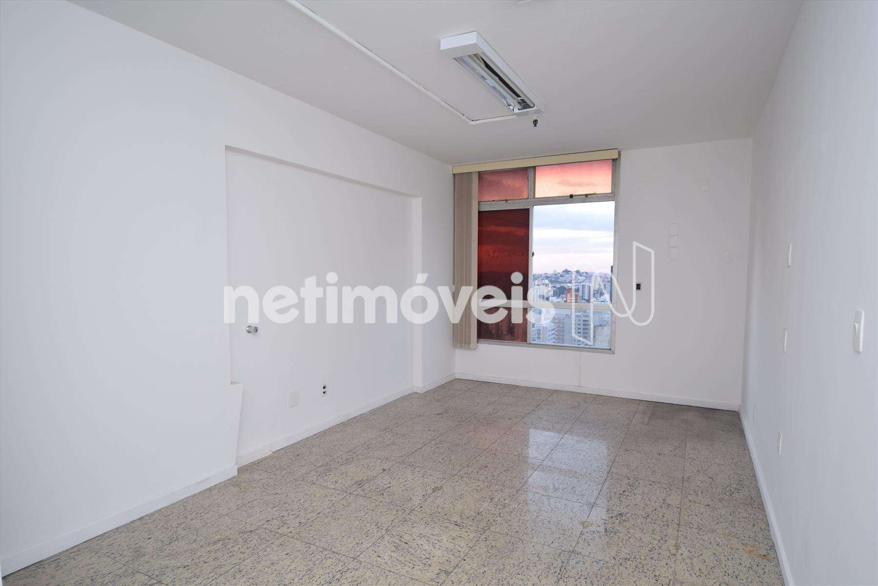 Sala com aproximadamente 25m²
