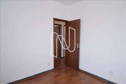 Quarto 02 com armário  