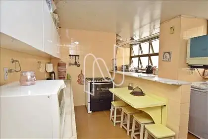 Cozinha ampla com armários