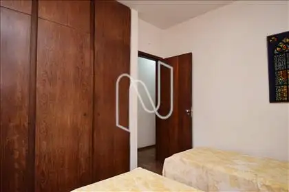 Quarto 02 com armário