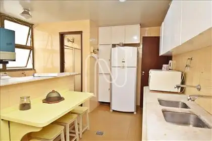 Cozinha ampla com armários