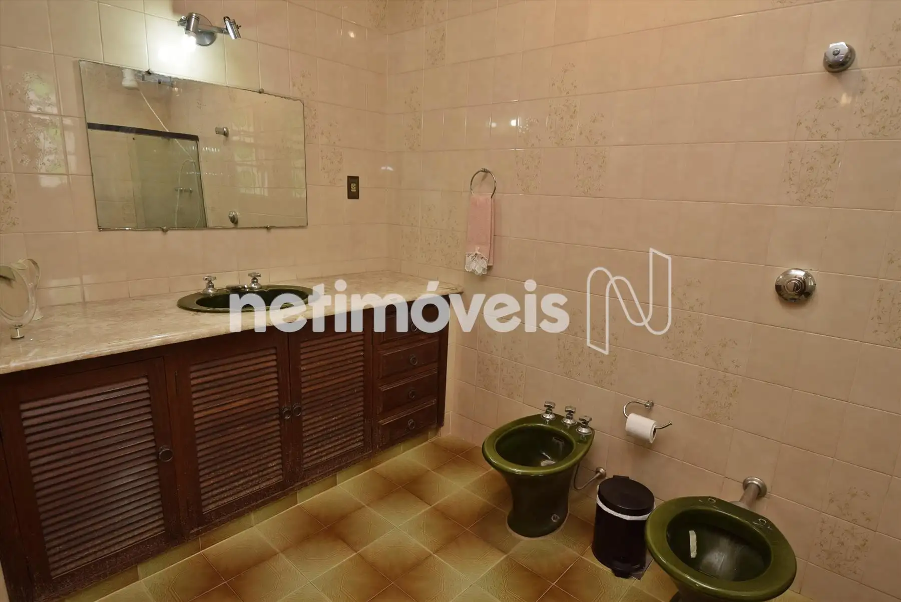 Suite com box blindex e banheira