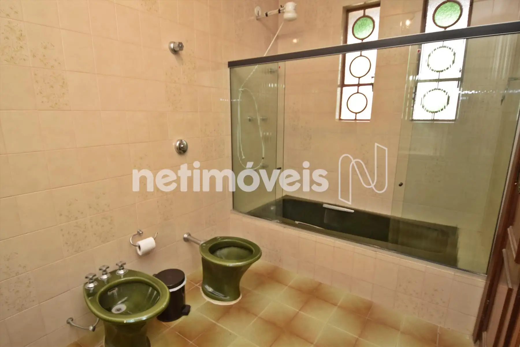 Suite com box blindex e banheira