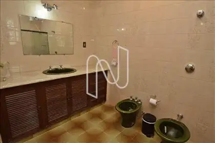 Suite com box blindex e banheira 