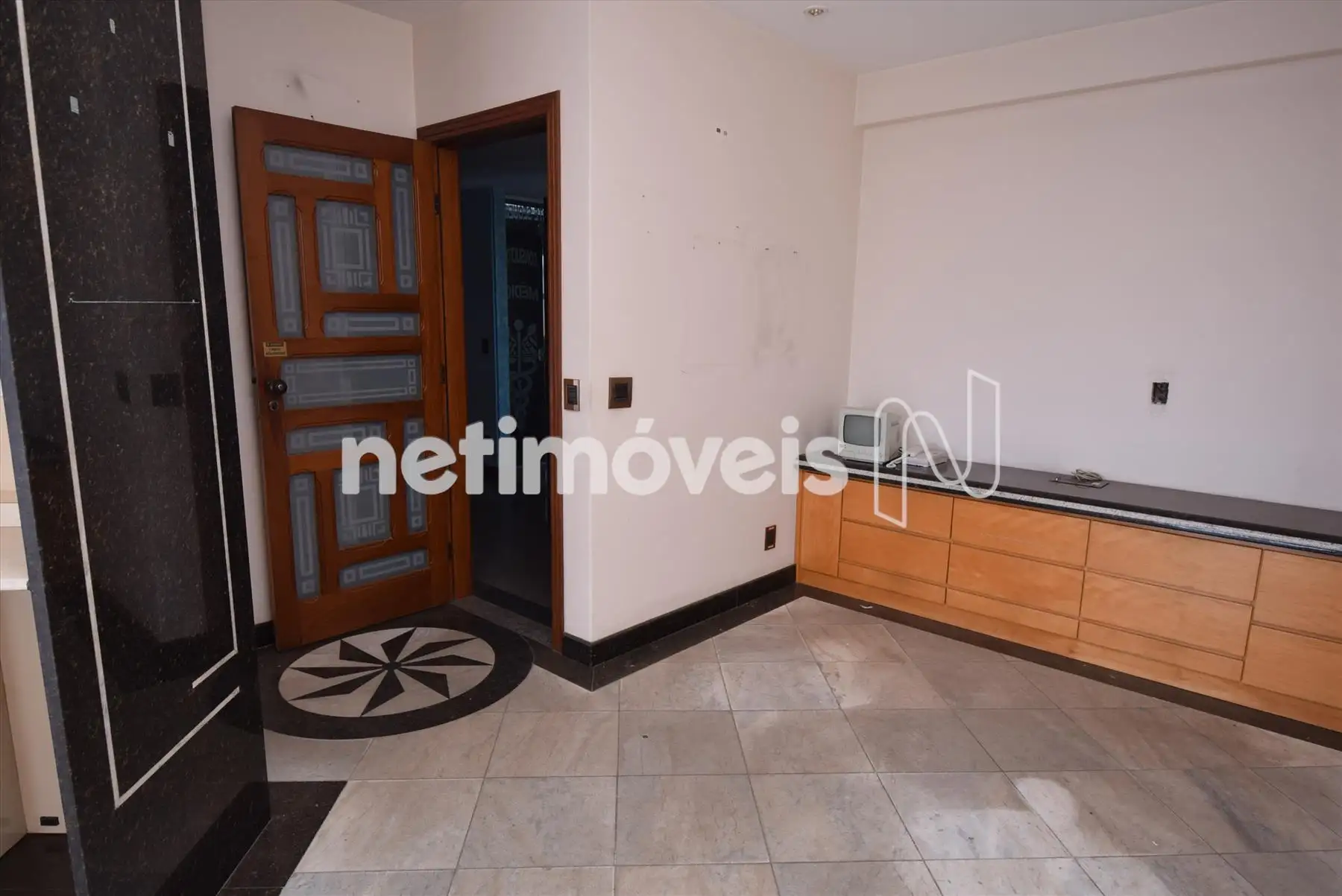 Sala 02 com armário