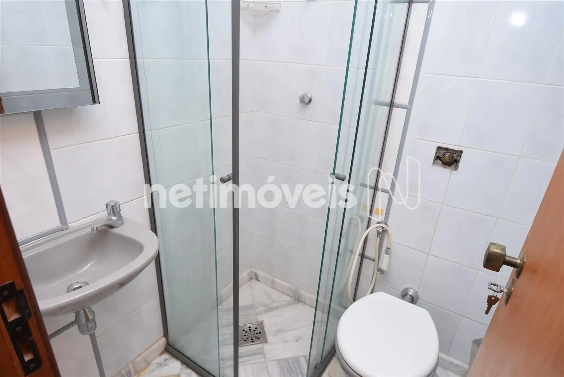 Banheiro 01 com chuveiro e box blindex