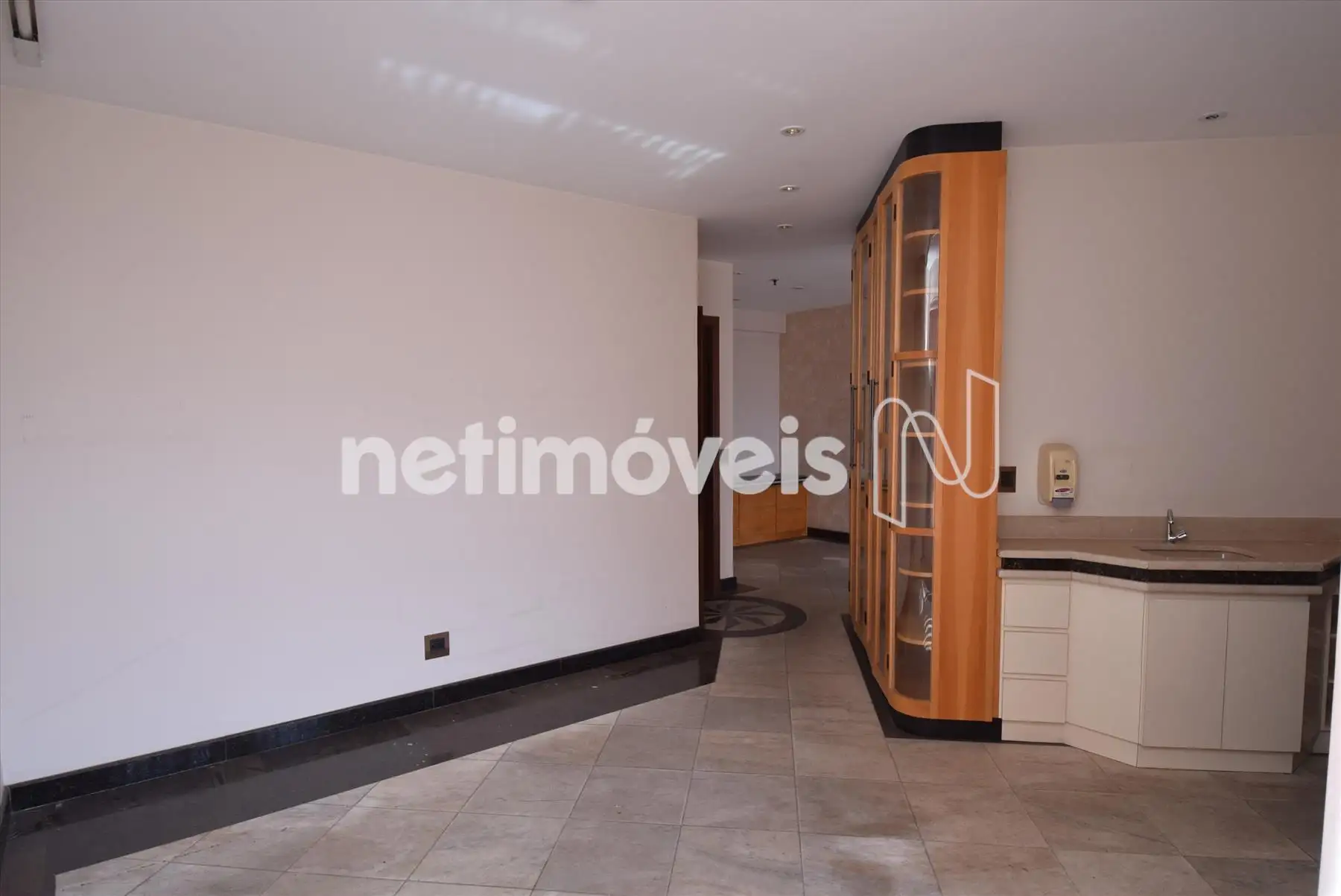 Sala 01 com armário 