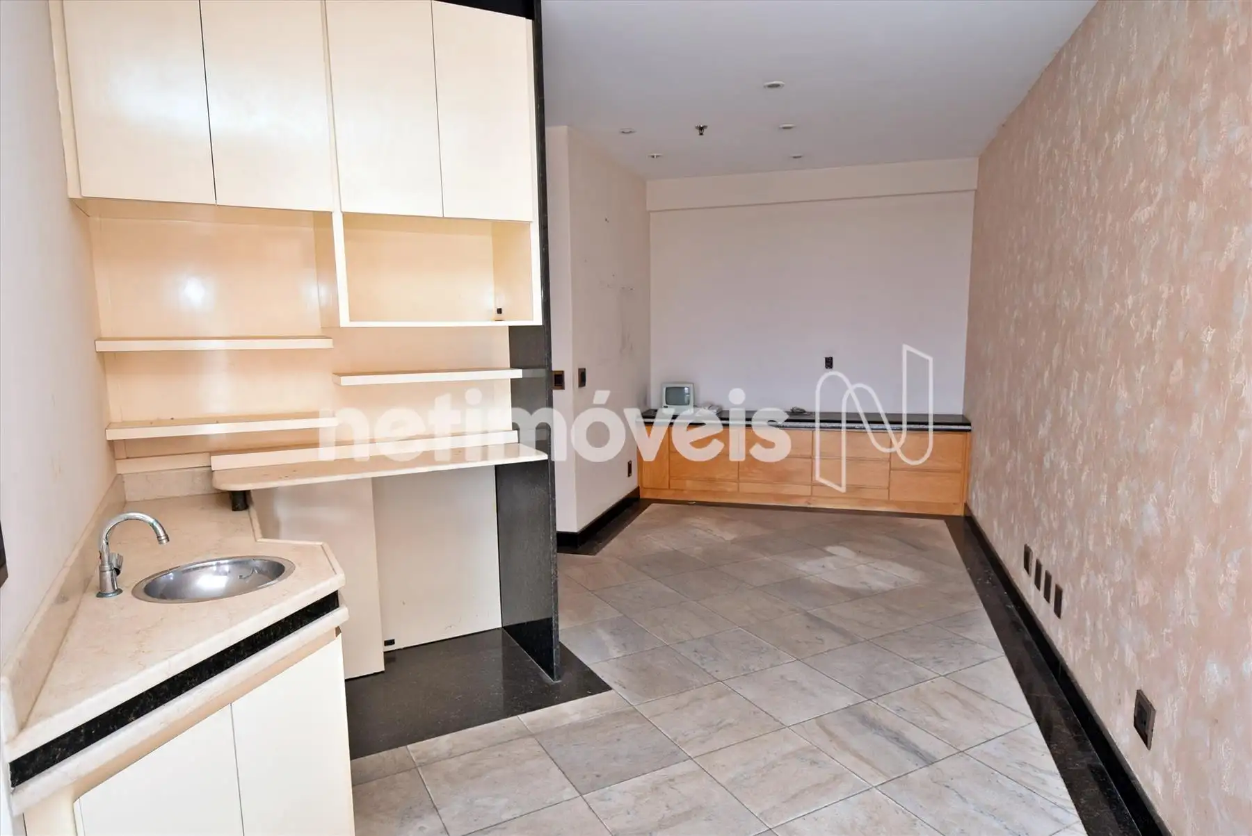 Sala 02 com lavatório e armário