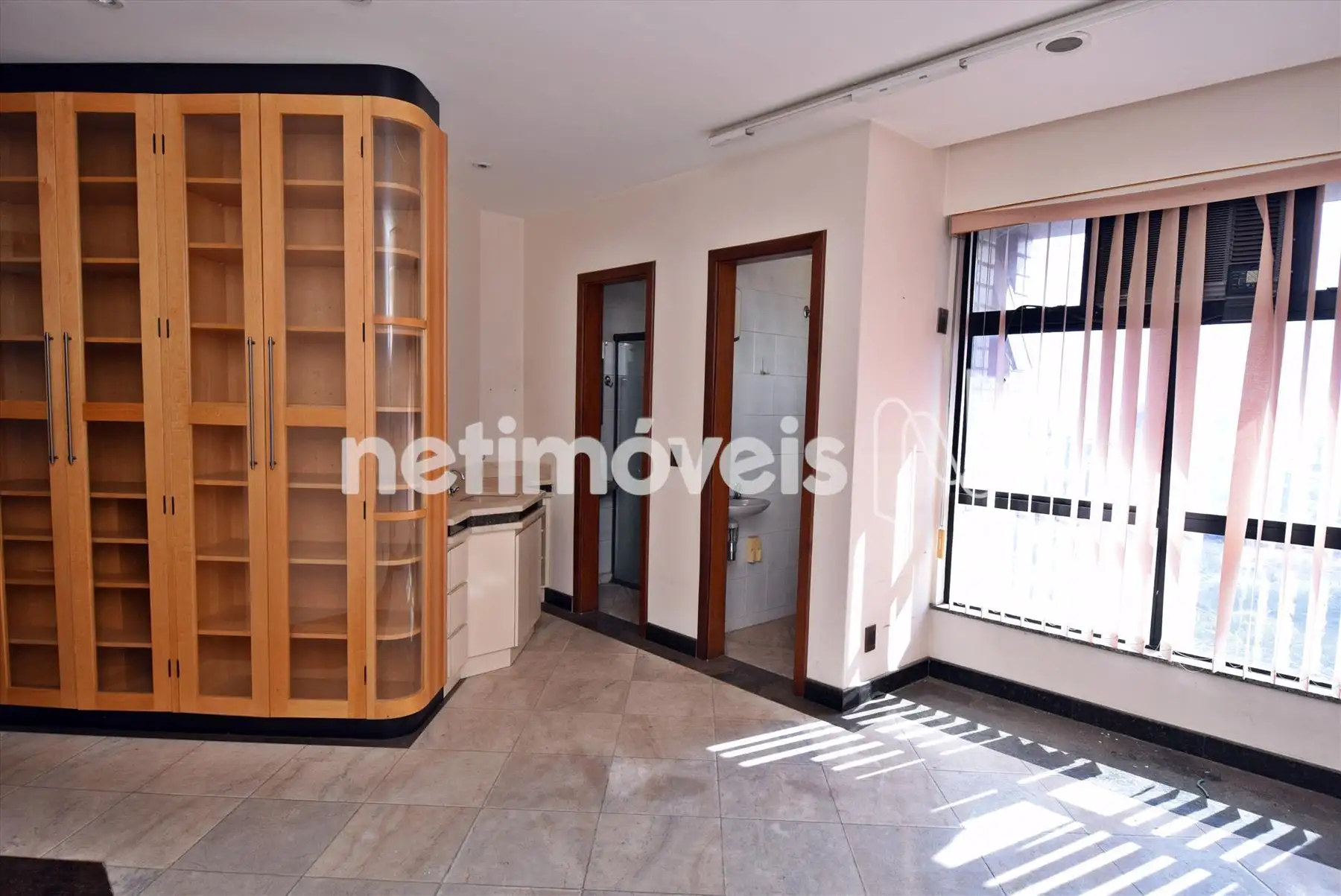 Sala 01 com 02 banheiros