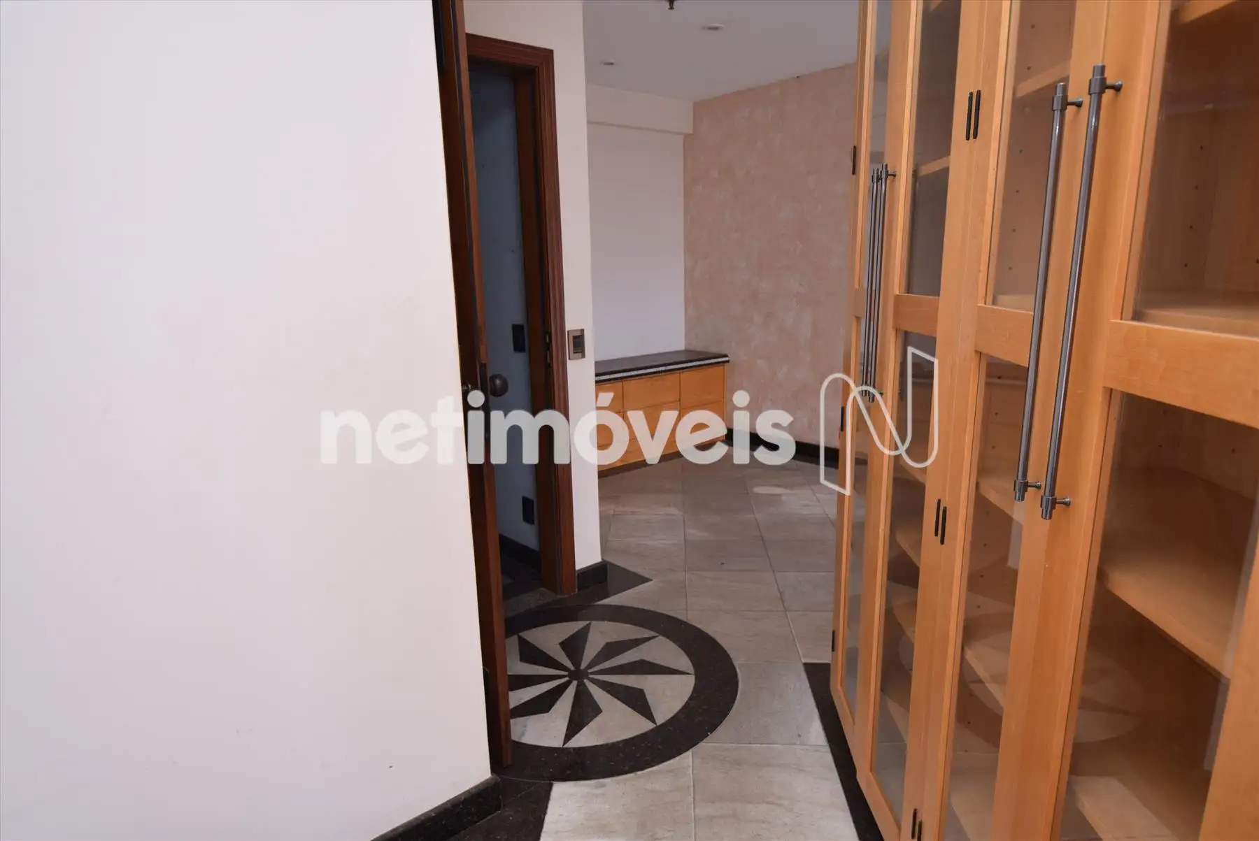 Sala 01 com destaque para o armário 