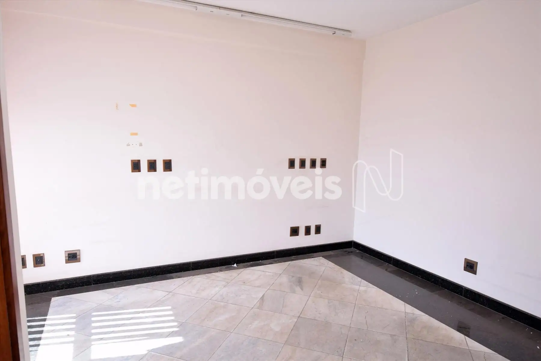 Sala 01 com piso em mármore