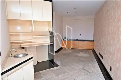 Sala 02 com lavatório e armário