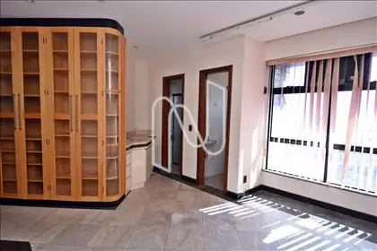 Sala 01 com 02 banheiros