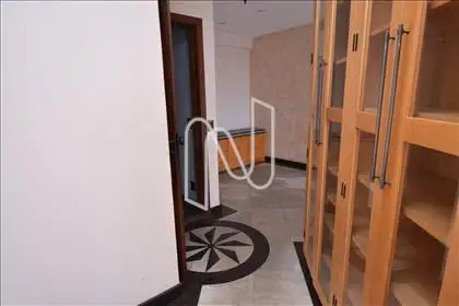 Sala 01 com destaque para o armário 