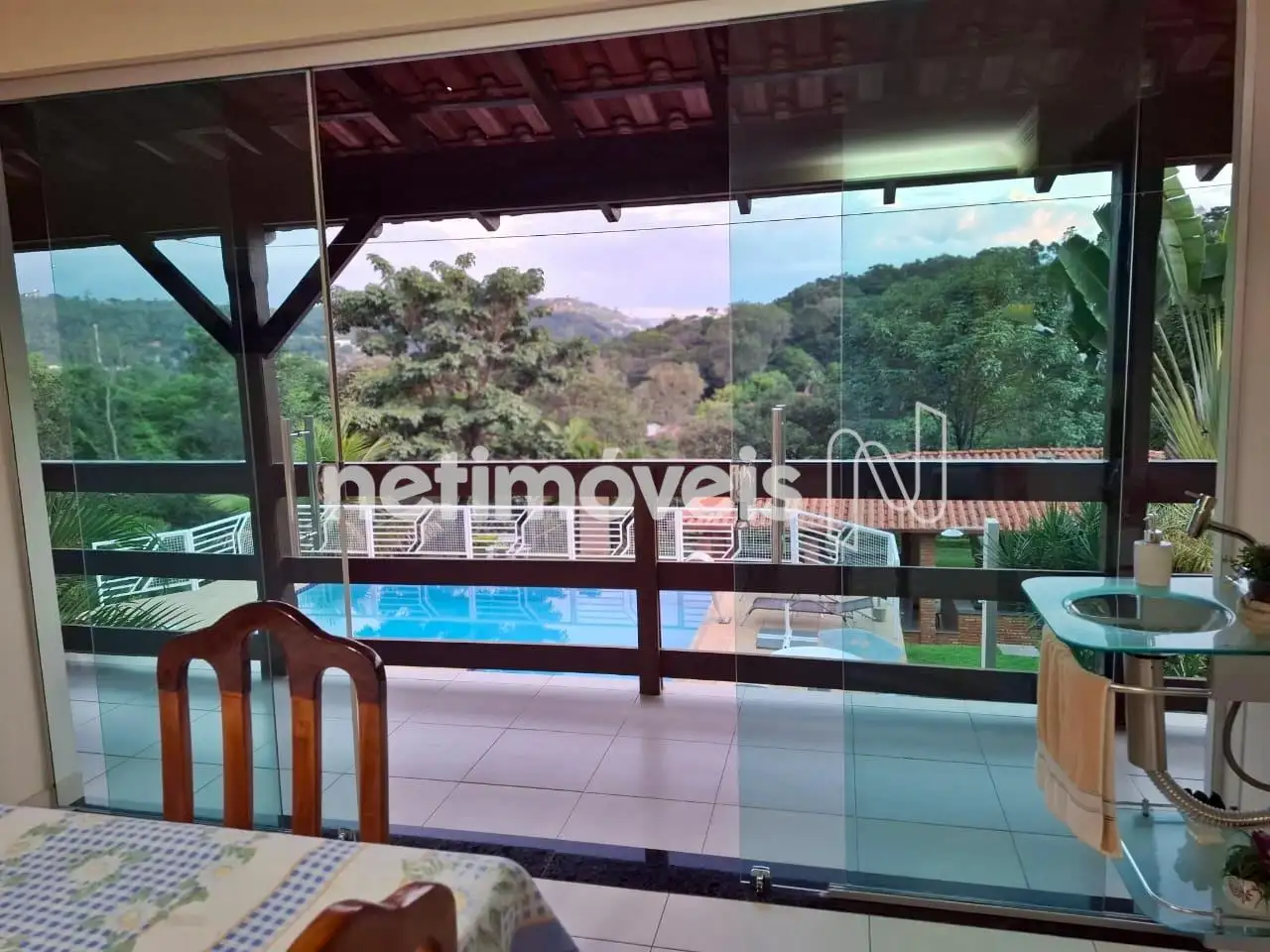 Varanda com vista pra piscina