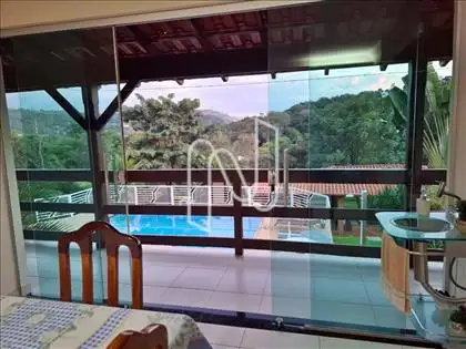 Varanda com vista pra piscina 