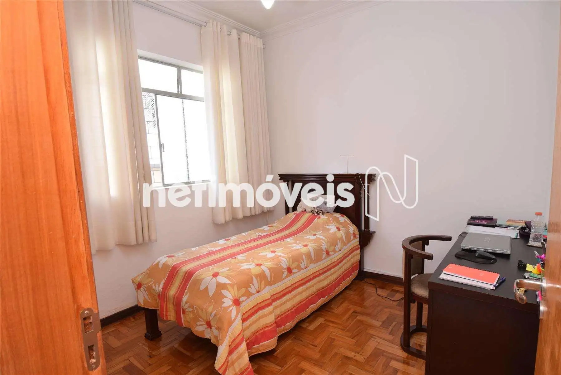 Quarto 03 com armário