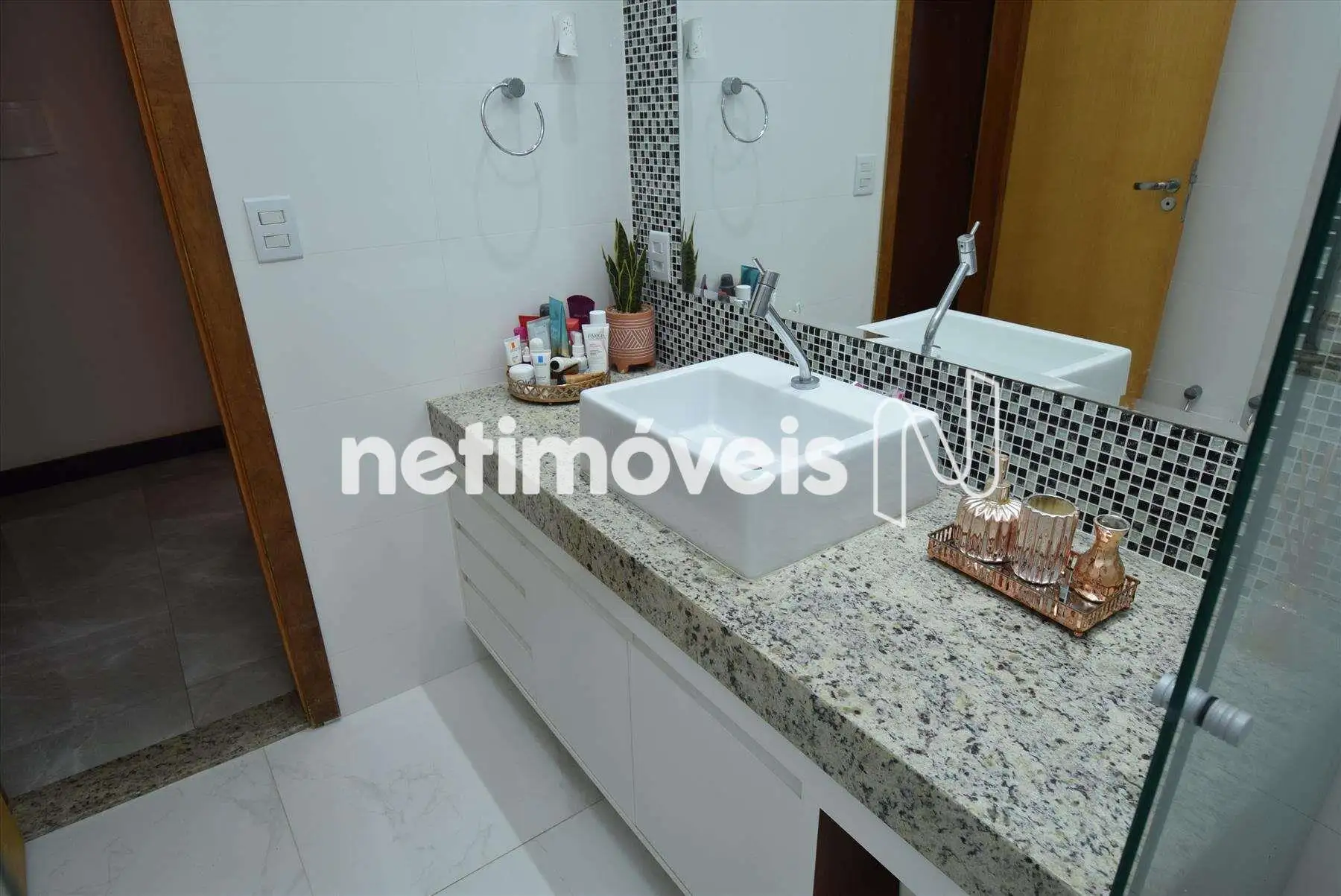 Banheiro social com armário e box blindex