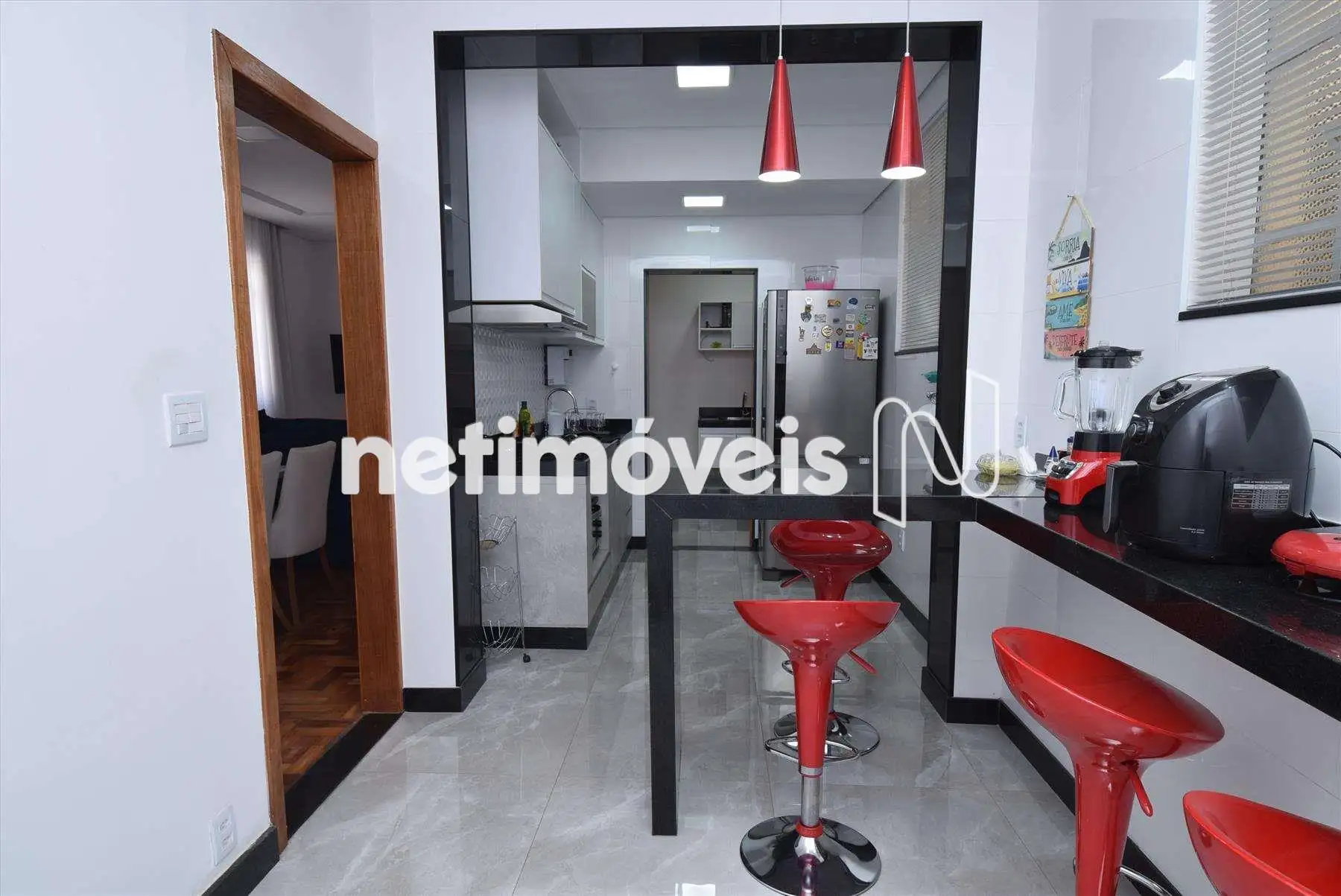 Cozinha ampla com armários